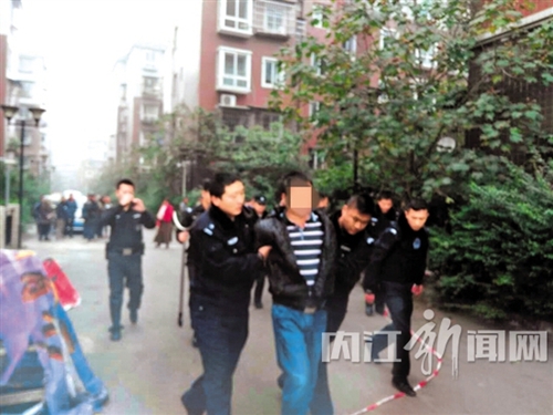 内江男子犯病6楼往下扔花瓶 警察赶到强制带离(图1) 内江男子犯病6楼往下扔花瓶 警察赶到强制带离(图1)