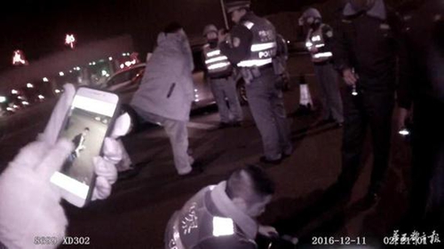 车带匕首被调查 宜宾男大喊没戴过手铐求照相(图1) 车带匕首被调查 宜宾男大喊没戴过手铐求照相(图1)