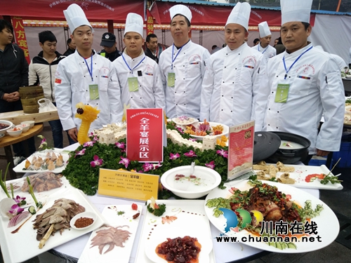 合江首届黑山羊美食节 200厨师集体比拼厨艺!(图2) 合江首届黑山羊美食节 200厨师集体比拼厨艺!(图2)