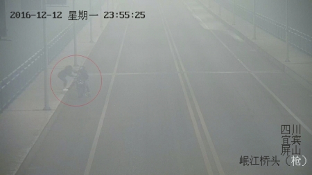 宜宾女凌晨独行遭持刀抢劫 警方60小时抓劫匪(图1) 宜宾女凌晨独行遭持刀抢劫 警方60小时抓劫匪(图1)