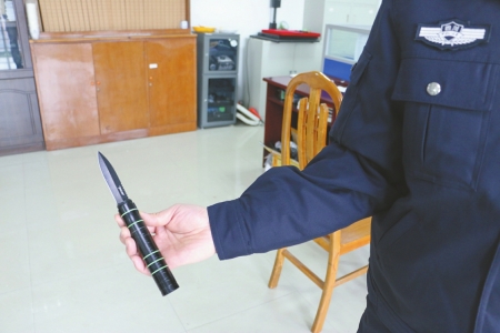 宜宾女凌晨独行遭持刀抢劫 警方60小时抓劫匪(图3) 宜宾女凌晨独行遭持刀抢劫 警方60小时抓劫匪(图3)