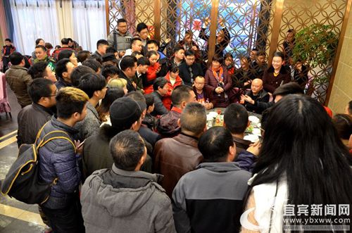乱劈柴!宜宾首届酒都拳王划拳争霸赛拳王诞生(图2) 乱劈柴!宜宾首届酒都拳王划拳争霸赛拳王诞生(图2)
