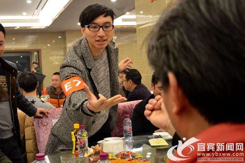 乱劈柴!宜宾首届酒都拳王划拳争霸赛拳王诞生(图3) 乱劈柴!宜宾首届酒都拳王划拳争霸赛拳王诞生(图3)