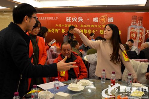乱劈柴!宜宾首届酒都拳王划拳争霸赛拳王诞生(图5) 乱劈柴!宜宾首届酒都拳王划拳争霸赛拳王诞生(图5)