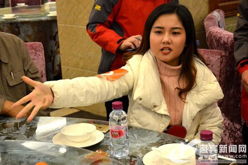 乱劈柴!宜宾首届酒都拳王划拳争霸赛拳王诞生(图4) 乱劈柴!宜宾首届酒都拳王划拳争霸赛拳王诞生(图4)