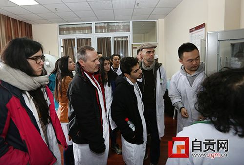 40多名“洋学生”到自贡中医院集体“取经”(图1) 40多名“洋学生”到自贡中医院集体“取经”(图1)