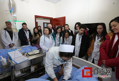 40多名“洋学生”到自贡中医院集体“取经”(图2) 40多名“洋学生”到自贡中医院集体“取经”(图2)