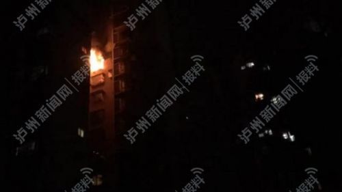 泸州维多利亚22楼起大火 消防爬楼往返背救住户(图1) 泸州维多利亚22楼起大火 消防爬楼往返背救住户(图1)