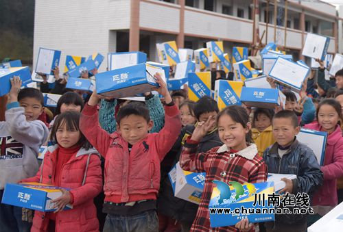 泸州叙永:262名贫困孩子穿上“暖心鞋”(图1) 泸州叙永:262名贫困孩子穿上“暖心鞋”(图1)