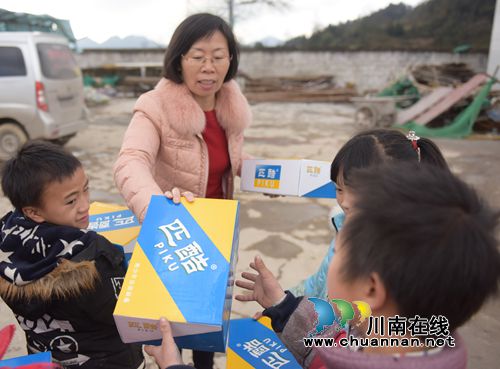 泸州叙永:262名贫困孩子穿上“暖心鞋”(图2) 泸州叙永:262名贫困孩子穿上“暖心鞋”(图2)