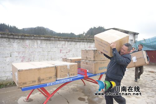 泸州叙永:262名贫困孩子穿上“暖心鞋”(图3) 泸州叙永:262名贫困孩子穿上“暖心鞋”(图3)