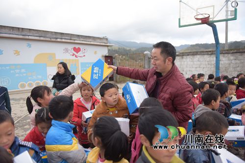 泸州叙永:262名贫困孩子穿上“暖心鞋”(图4) 泸州叙永:262名贫困孩子穿上“暖心鞋”(图4)