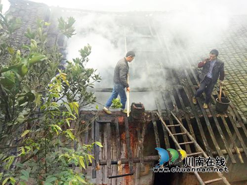 纳溪白节:民房意外起火 22村民“舍身”降火魔(图1) 纳溪白节:民房意外起火 22村民“舍身”降火魔(图1)