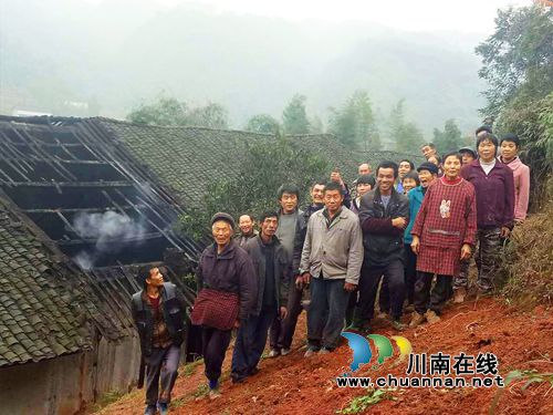 纳溪白节:民房意外起火 22村民“舍身”降火魔(图3) 纳溪白节:民房意外起火 22村民“舍身”降火魔(图3)