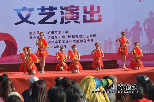 泸州市总工会“五送到村”活动走进泸县型家村(图1)