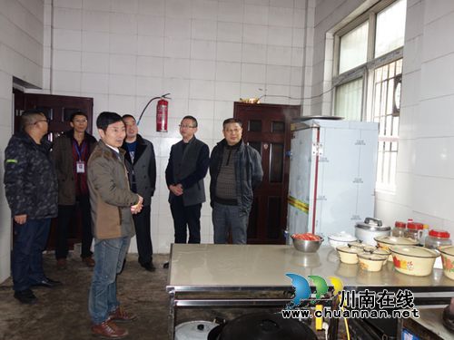 叙永县教育局深入向林镇小学开展年终督导评估工作(图1)