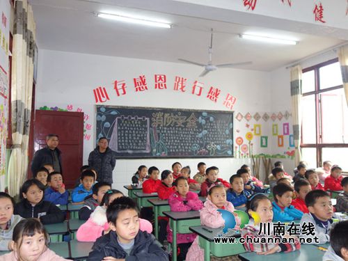 叙永县教育局深入向林镇小学开展年终督导评估工作(图3)
