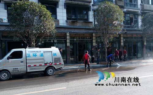 纳溪区城管局：加强街面冲洗除尘(图1)