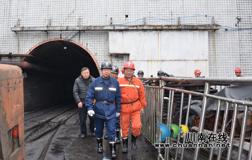 川煤集团总工程师王寿全到威鑫煤业指导安全生产(图1)