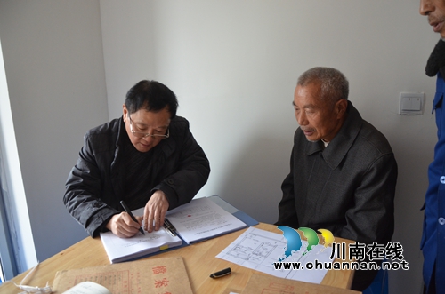 泸州市脱贫攻坚检查组到太伏镇检查验收易地扶贫搬迁安置工作(图1) 泸州市脱贫攻坚检查组到太伏镇检查验收易地扶贫搬迁安置工作(图1)