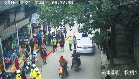 违停不听劝阻&nbsp;自贡官员妻子挥拳打交警(图1)