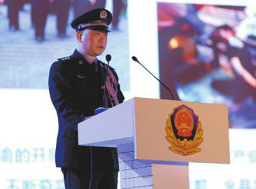 向人民报告&nbsp;古蔺县公安局长露天“述职”(图1)