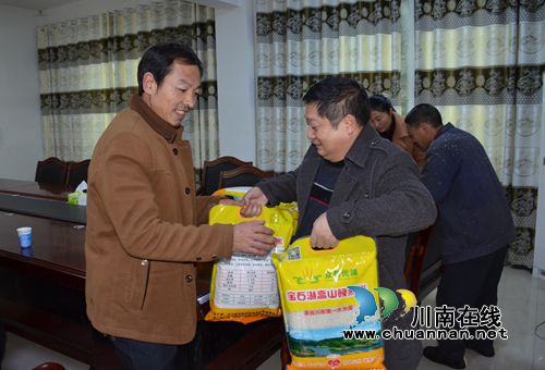 川煤芙蓉威鑫煤业物质精神并重扶持困难职工(图1)