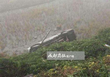 夺命大雾!泸州同一路段3小时翻两车致3死5伤(图1) 夺命大雾!泸州同一路段3小时翻两车致3死5伤(图1)