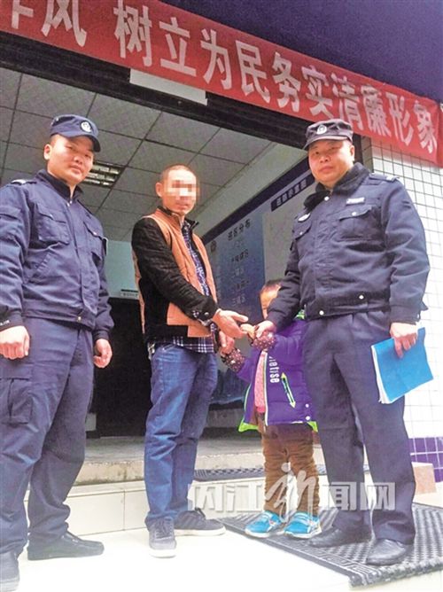 内江四岁娃乘车误去自贡 民警一路追赶“拦截”(图1) 内江四岁娃乘车误去自贡 民警一路追赶“拦截”(图1)