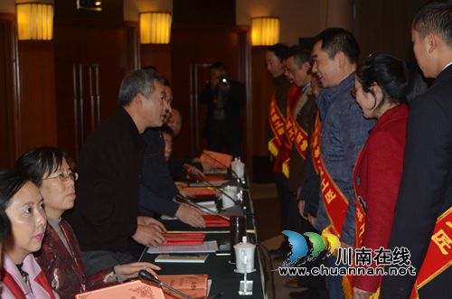 泸州举行首届“酒城工匠”命名仪式(图6) 泸州举行首届“酒城工匠”命名仪式(图6)