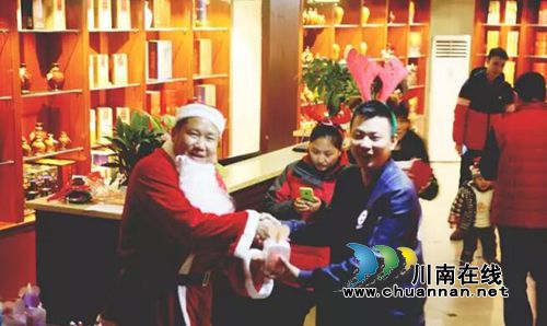 沈酒集团创意过圣诞 总裁沈鸿林携手员工乐翻天(图9) 沈酒集团创意过圣诞 总裁沈鸿林携手员工乐翻天(图9)