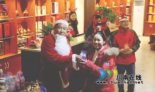 沈酒集团创意过圣诞 总裁沈鸿林携手员工乐翻天(图8) 沈酒集团创意过圣诞 总裁沈鸿林携手员工乐翻天(图8)