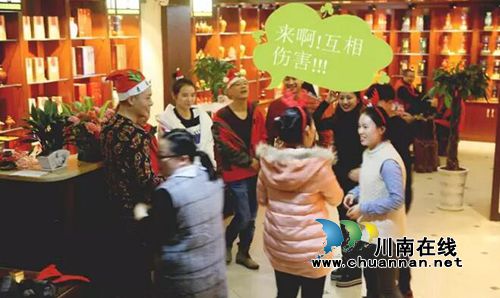 沈酒集团创意过圣诞 总裁沈鸿林携手员工乐翻天(图12) 沈酒集团创意过圣诞 总裁沈鸿林携手员工乐翻天(图12)