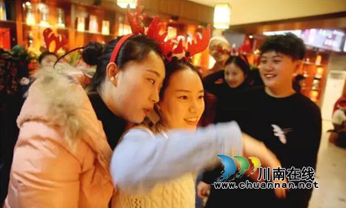 沈酒集团创意过圣诞 总裁沈鸿林携手员工乐翻天(图13) 沈酒集团创意过圣诞 总裁沈鸿林携手员工乐翻天(图13)