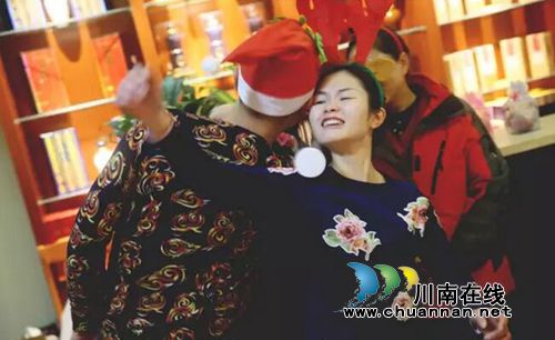 沈酒集团创意过圣诞 总裁沈鸿林携手员工乐翻天(图15) 沈酒集团创意过圣诞 总裁沈鸿林携手员工乐翻天(图15)