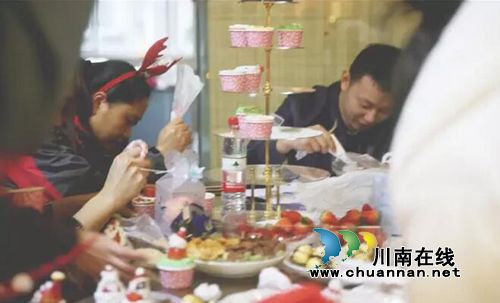 沈酒集团创意过圣诞 总裁沈鸿林携手员工乐翻天(图19) 沈酒集团创意过圣诞 总裁沈鸿林携手员工乐翻天(图19)