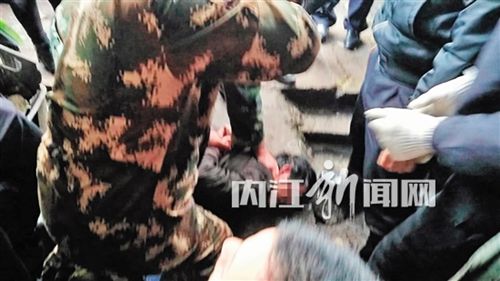 内江“武疯子”连砍两人 念叨“为啥还不倒下”(图1) 内江“武疯子”连砍两人 念叨“为啥还不倒下”(图1)