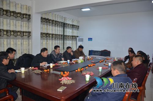 川煤芙蓉威鑫煤业与驻地村社干部共商发展大计(图1) 川煤芙蓉威鑫煤业与驻地村社干部共商发展大计(图1)