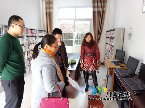 泸县县委宣传部副部长熊开芬督导石桥镇市级文化院坝创建工作(图1) 泸县县委宣传部副部长熊开芬督导石桥镇市级文化院坝创建工作(图1)