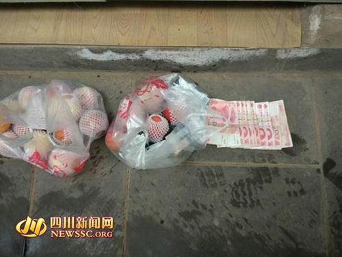 陌生人强塞现金和苹果 泸州女子吓得报警(图1) 陌生人强塞现金和苹果 泸州女子吓得报警(图1)