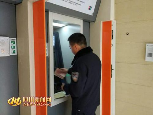 陌生人强塞现金和苹果 泸州女子吓得报警(图2) 陌生人强塞现金和苹果 泸州女子吓得报警(图2)