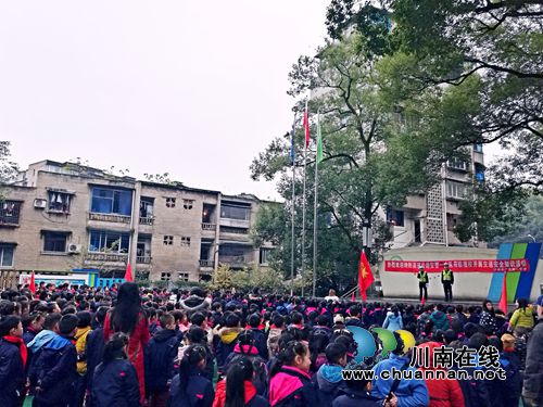 纳黔一大队到广营路小学开展交通安全宣传(图1)