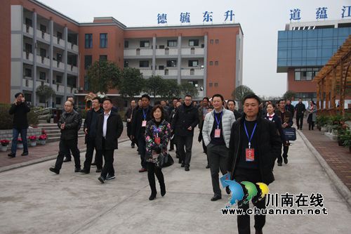 全省教育界代表参观泸州教育信息化发展成果(图2) 全省教育界代表参观泸州教育信息化发展成果(图2)