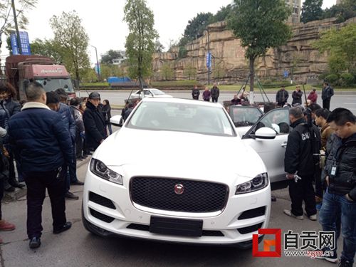 自贡:真车主“找上门” 逼得“老赖”弃车逃(图1) 自贡:真车主“找上门” 逼得“老赖”弃车逃(图1)