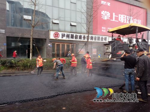 泸州纳溪:修补路面助力文明城市创建(图2) 泸州纳溪:修补路面助力文明城市创建(图2)
