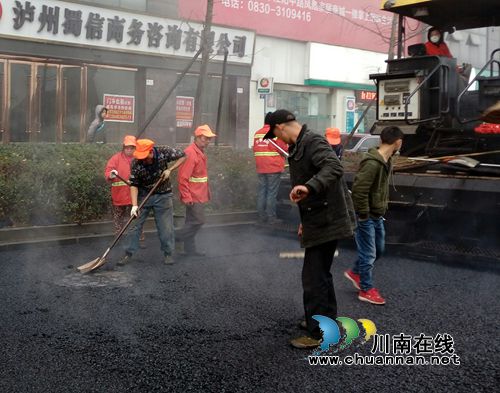 泸州纳溪:修补路面助力文明城市创建(图1) 泸州纳溪:修补路面助力文明城市创建(图1)