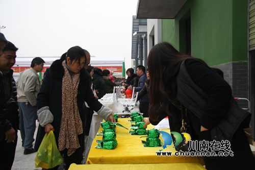 泸州农交会明日开幕 全国名优产品进场“热身”(图6) 泸州农交会明日开幕 全国名优产品进场“热身”(图6)