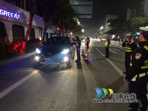宜宾县交管大队:开展酒驾整治打造“双节”良好道路交通环境(图1) 宜宾县交管大队:开展酒驾整治打造“双节”良好道路交通环境(图1)
