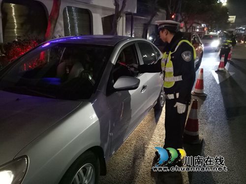 宜宾县交管大队:开展酒驾整治打造“双节”良好道路交通环境(图2) 宜宾县交管大队:开展酒驾整治打造“双节”良好道路交通环境(图2)