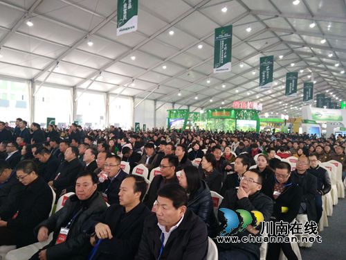 中国（泸州）首届农交会开幕&nbsp;近千商家竞相“献宝”(图3)